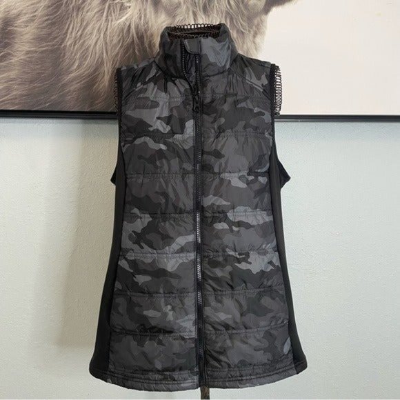 Jackets & Blazers - Camouflage black and grey light weight zip up vest with pockets size Medium M